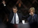 Zvolený prezident Emmanuel Macron s manelkou Brigitte u paíského Louvru ped...