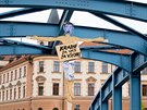 Kí s figurínou Andreje Babie visel na Zlatém most v eských Budjovicích do...