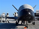 Raketoplán X-37B po pistání ze tvrté mise, mys Canaveral, Florida, 7. 5. 2017