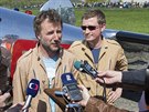 Piloti letadla Nikola Luka�ovi� (vlevo) a Milan Vac�k.