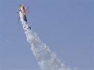 Pilot Martin �onka v Otrokovic�ch p�edvedl svoji akrobatickou show (1. kv�tna...