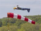 Pilot Martin �onka v Otrokovic�ch p�edvedl svoji akrobatickou show (1. kv�tna...
