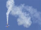 Pilot Martin �onka v Otrokovic�ch p�edvedl svoji akrobatickou show (1. kv�tna...