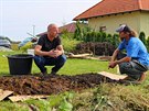 Zahradní architekt Ferdinand Leffler s kolegou Janem Václavkem pi budování...