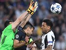 Italský branká Gianluigi Buffon z Juventusu zasahuje ped kolumbijským...