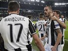 Chorvatský útoník Mario Maduki z Juventusu se raduje z gólu se spoluhrái v...