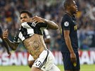 Brazilský obránce Dani Alvés z Juventusu se raduje z gólu  v odvet semifinále...