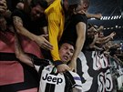 Chorvatský útoník Mario Manduki z Juventusu se s fanouky raduje  v odvet...