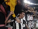 Chorvatský útoník Mario Manduki z Juventusu se s fanouky raduje  v odvet...
