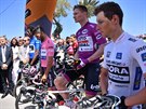 Cyklisté na startu tvrté etapy uctili památku Woutera Weylandta, který na Giru...