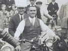 Hostinský Antonín Kruti na motocyklu.