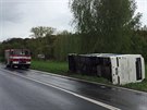 Ve Vlkav na Mladoboleslavsku se pevrátil autobus s dtmi (2.5.2017).