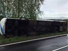 Ve Vlkav na Mladoboleslavsku se pevrátil autobus s dtmi (2.5.2017).