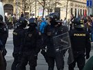 V Brn na Moravském námstí zadrela policie ti lidi. (1.5.2017)