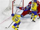 Švédský hokejista Joakim Nordström (dole) v šanci před ruským gólmanem Andrejem...