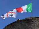 Vlajka Itálie a Sardinie vlaje na jedné z pevností, které na ostrove jsou.