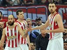 Vassilis Spanulis, Dimitrios Agravanis a Nikola Milutinov (zleva) z Olympiakosu...
