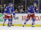 Hokejisté NY Rangers se radují z gólu.