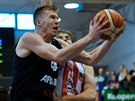 Dínský basketbalista Tomá Vyoral (v erném) bojuje s pardubickým Ondejem...