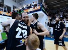 Díntí basketbalisté slaví výhru nad Pardubicemi.