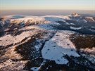 Letecký pohled na východní Krkonoe. Nad vrcholky vynívá nejvyí eská hora...