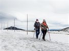 Turisté poblí Luní boudy v Krkonoích, v pozadí Snka (8.5.2017).