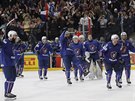 Francouztí hokejisté slaví vítzství nad Finskem.