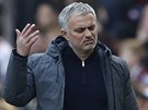 Trenér Manchesteru United José Mourinho bhem utkání s Arsenalem.