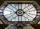 Sklenný strop je ukázkou geometrického kubismu, kterého je architekt...