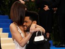 The Weeknd a Selena Gomezová na Met Gala (New York, 1. kvtna 2017)