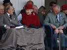 Britský princ Philip, královna Albta II.a  jejich syn princ Charles sledují...