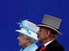 Britská královna Albta II.a  její manel princ Philip na královských...