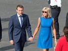 Emmanuel Macron a jeho manelka Brigitte (Paí, 14. ervence 2015)