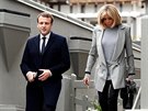 Emmanuel Macron a jeho manelka Brigitte (Paí, 23. dubna 2017)