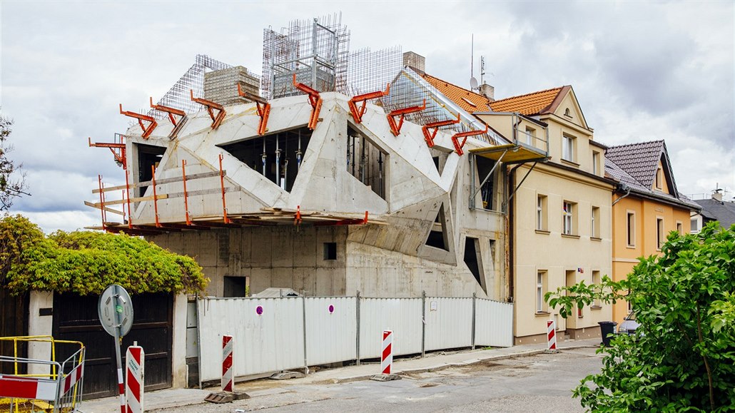 Rozestavěný dům z litého betonu v Praze na Ladronce navrhli architekti ze...