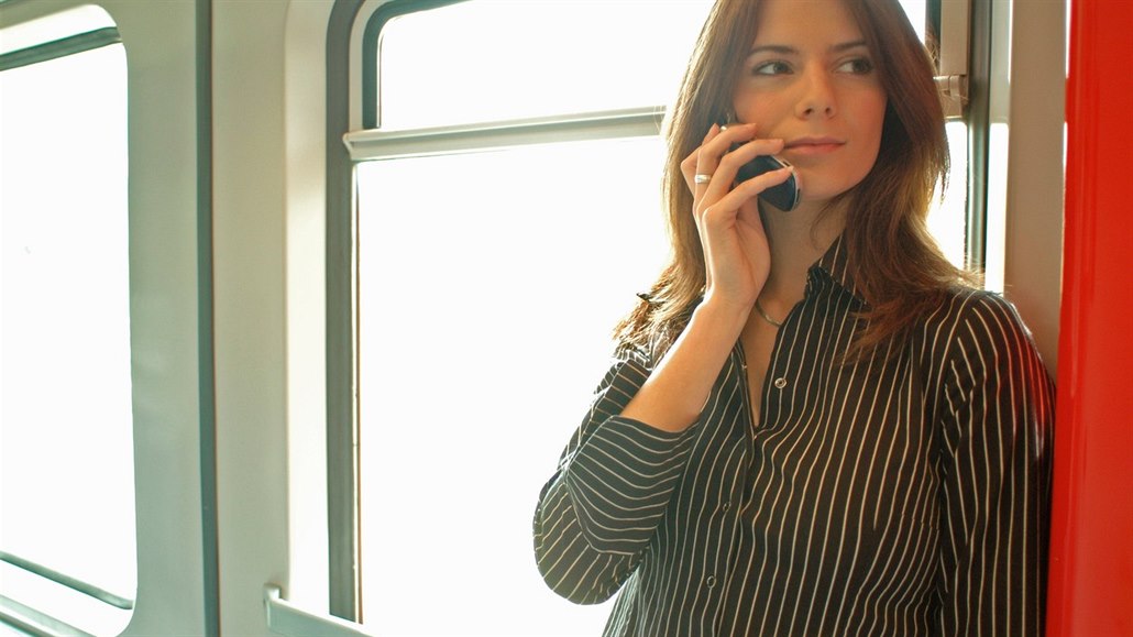 Telefonovat z vlaku během jízdy bez výpadku signálu je téměř nemožné. Operátoři slibují nápravu. Ilustrační snímek
