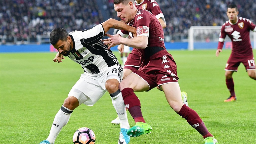 Tomas Rincon z Juventusu Turín (vlevo) a Andrea Belotti z FC Turín bojují o mí�.