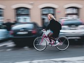 Cyklistka v centru Prahy