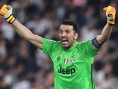 Legendrn brank Gianluigi Buffon z Juventusu se raduje v semifinlov odvet...