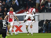 Fotbalist Ajaxu Amsterdam slav gl Kaspera Dolberga v zpase s Lyonem.