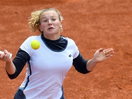 Kateina Siniakov v utkn protii Barboe Strcov na turnaji Prague Open.