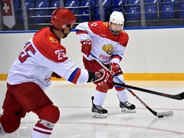 HOKEJ S PREZIDENTEM. Ruský prezident Vladimír Putin se úastní hokejového...