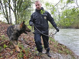 Policejn psovodi se psy prohledvali beh eky Odry u Jakubovic nad Odrou na...