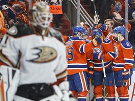 Hokejist Edmontonu slav, pekonan brank Anaheimu Jonathan Bernier klop...