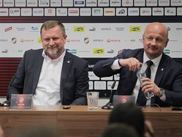 Plzeň představila Pavla Vrbu (uprostřed) jako nového trenéra. Vlevo majitel...