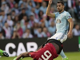 Paul Pogba z Manchesteru United pad v duelu s Celtou Vigo.