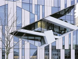 Rozkrájeno. Obchodní a kanceláský komplex Kö-Bogen v Düsseldorfu v Nmecku je...