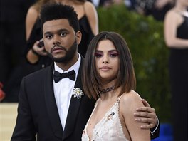 The Weeknd a Selena Gomezová na Met Gala (New York, 1. května 2017)