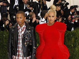 Pharrell a jeho manželka Helen Lasichanhová na Met gala (New York, 1. května...