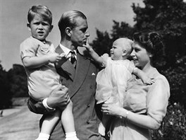 Královna Alžběta II. (ještě jako princezna), princ Philip a  jejich děti princ...